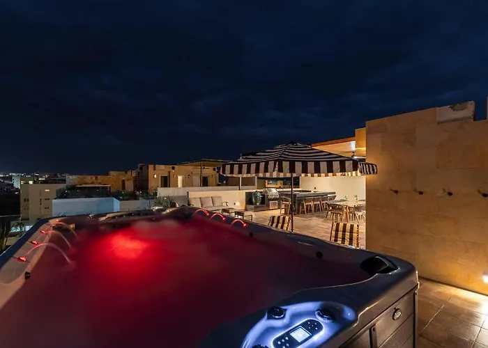 Penthouse With Private Jacuzzi And 4 Bedrooms Apartment *